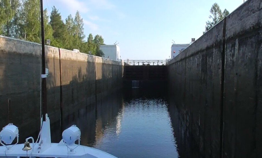 Вот он зашел в шлюз