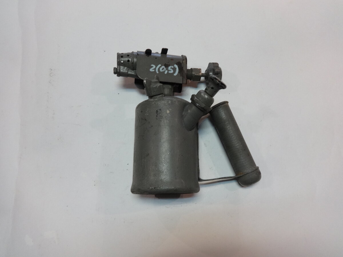 Паяльная лампа с чугунным соплом "Юрьев польского завода". "Промсвязь Емкость составляет 0.5 литра.
 