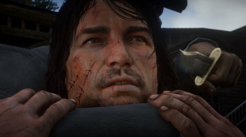 Решение сценаристов делать не продолжение, а приквел довольно предсказуемо. Первая Red Dead Redemption закончилась на переломе эпох: одновременно с приключениями Джона Марстона в Америке полным ходом шла индустриализация, а жизненный уклад, нравы и сами люди Дикого Запада на ходу превращались в воспоминания. Меткие стрелки, бандиты и конокрады уходили в забытье, и не просто так харизматичный злодей Ван дер Линде сказал, шагая в пропасть со скалы: «Наше время прошло». Сиквел этой истории стал бы чем угодно, но уже точно не вестерном.К тому же многие харизматичные герои и злодеи попросту не дожили до финальных титров первой части, и без них продолжение могло показаться... водянистым. В этой ситуации приквел — не только спасение для франшизы, целиком завязанной на эстетику Дикого Запада, но и разумное использование нереализованного потенциала оригинальных персонажей.Сборная Ван дер Линде по грабежам и поджогамВ приквеле банда Голландца предстаёт в своём исходном варианте: живой Ван дер Линде моложаво шевелит пышными усами, а среди семёрки грабителей сплошь знакомые лица. В том числе главный герой RDR Джон Марстон — ещё без шрамов и без мечты стать фермером и семьянином. Те самые шрамы, кстати, должны появиться по ходу сюжета второй части: на одном из кадров Джон появляется со свежими, едва зашитыми ранами на лице. Среди новых персонажей — пока безымянный индеец, который, похоже, будет отвечать за арсенал головорезов.Старому знакомому во второй части снова придётся несладко