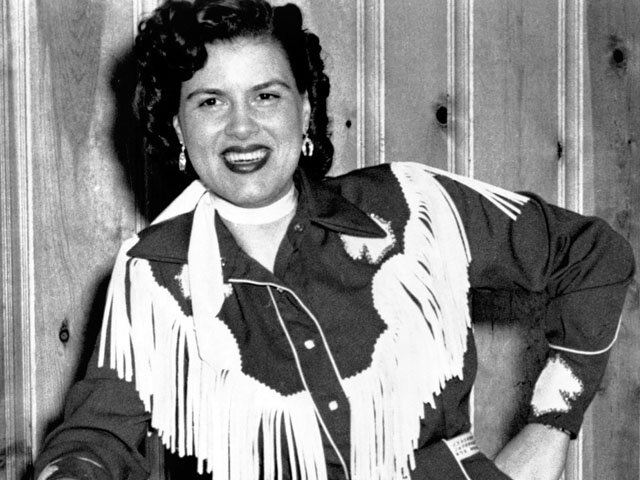  “It’s a man’s, man’s world” – пел крестный отец соула Джеймс Браун. Никто не придумает описания лучше для мира музыки кантри середины ХХ века. Лишь немногие женщины умудрялись выжить в маскулинном музыкальном направлении, и одной из них была легендарная Пэтси Клайн.