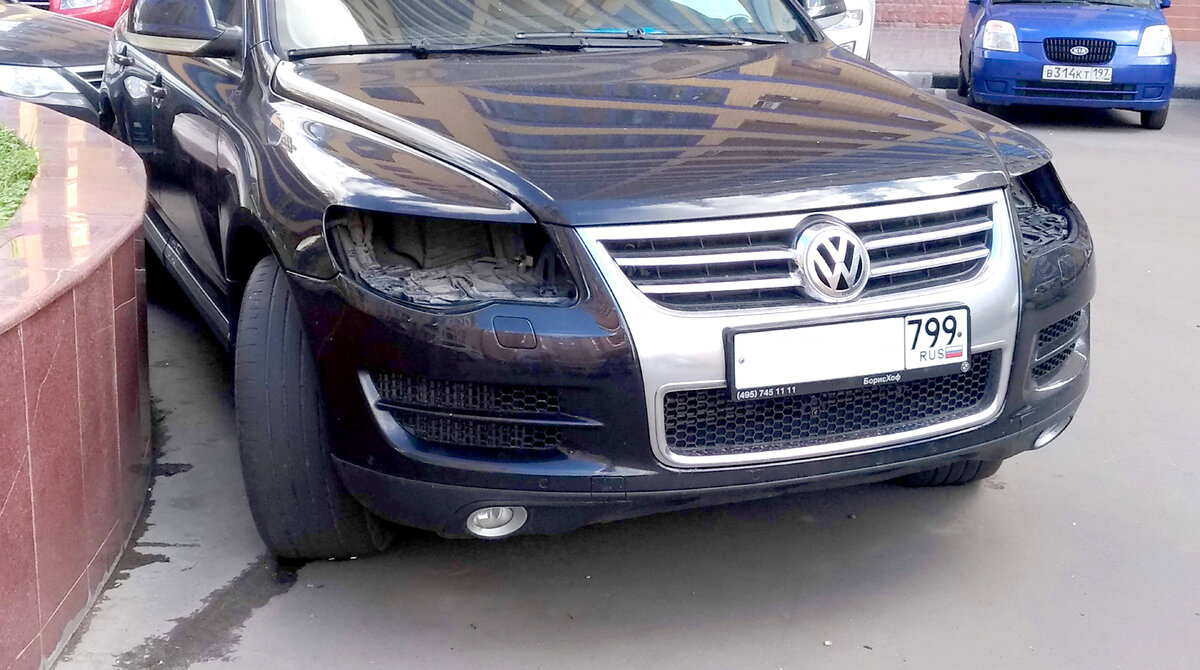 Владельцы Туарегов часто заставали на утро свой автомобиль вот в таком разукомплектованном виде. Бэ-ушные фары можно приобрести на рынке за 30 000 рублей. Лакомый куш для воришек.