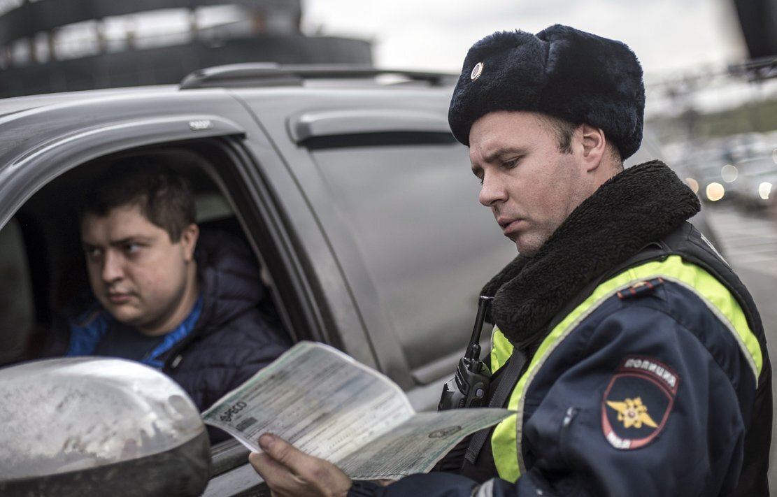 Сотрудник ГИБДД проверяет документы