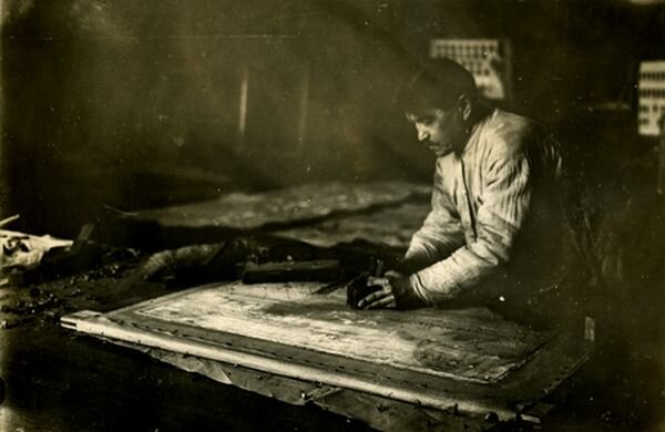 Известный реставратор Эрмитажа Иван Васильев удаляет авторскую деревянную основу с картины, рубеж 19 и 20 веков