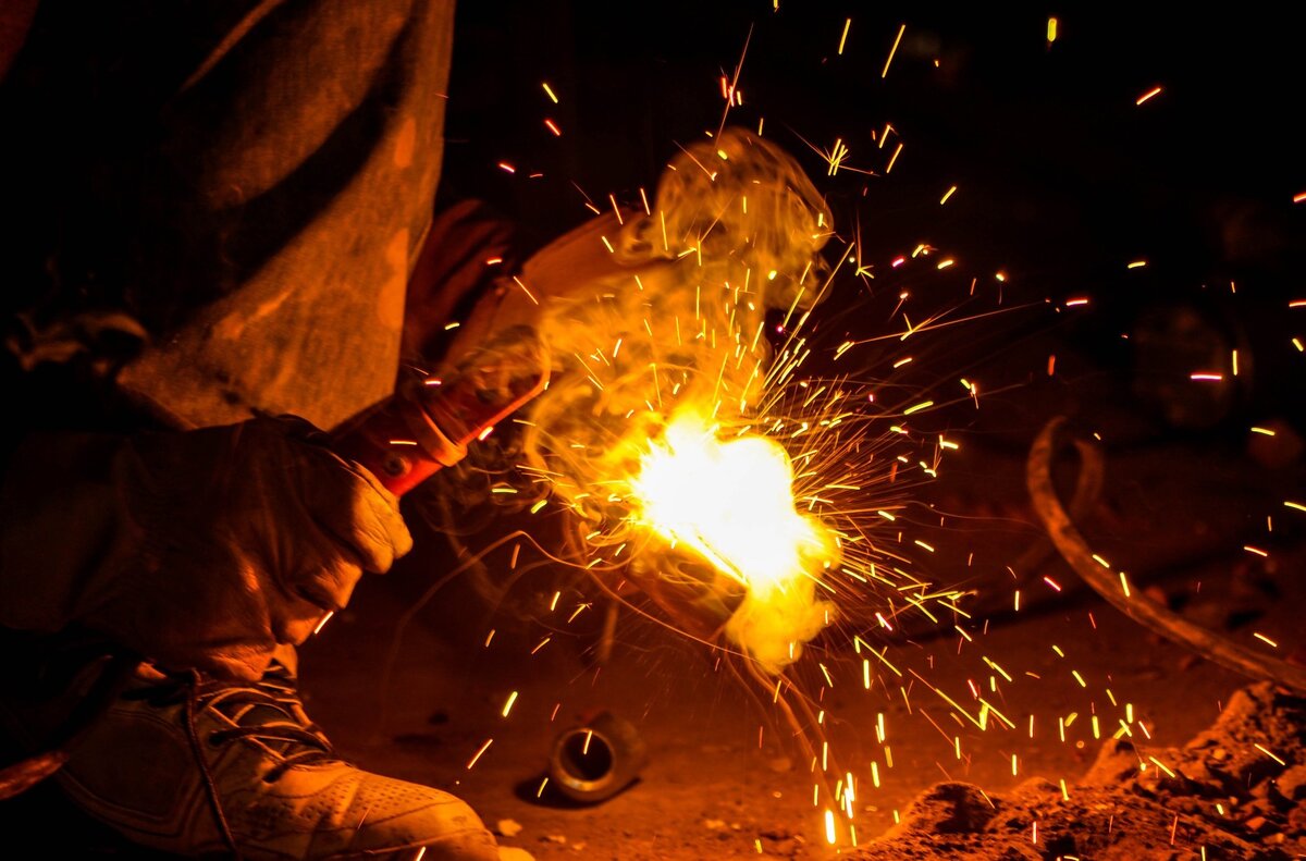 Доброго времени суток, уважаемые читатели. На данном канале я буду публиковать различные материалы, касающиеся сварочной тематики. История возникновения сварки как технологии, открытия, развитие технологий, современные тенденции, новейшие методы, способы, новинки сварочного оборудования  и т.д. Надеюсь что вы найдете для себя интересную и полезную информацию, буду рад почитать Ваши комментарии, и поделится опытом в некоторых вопросах.
Приятного прочтения!