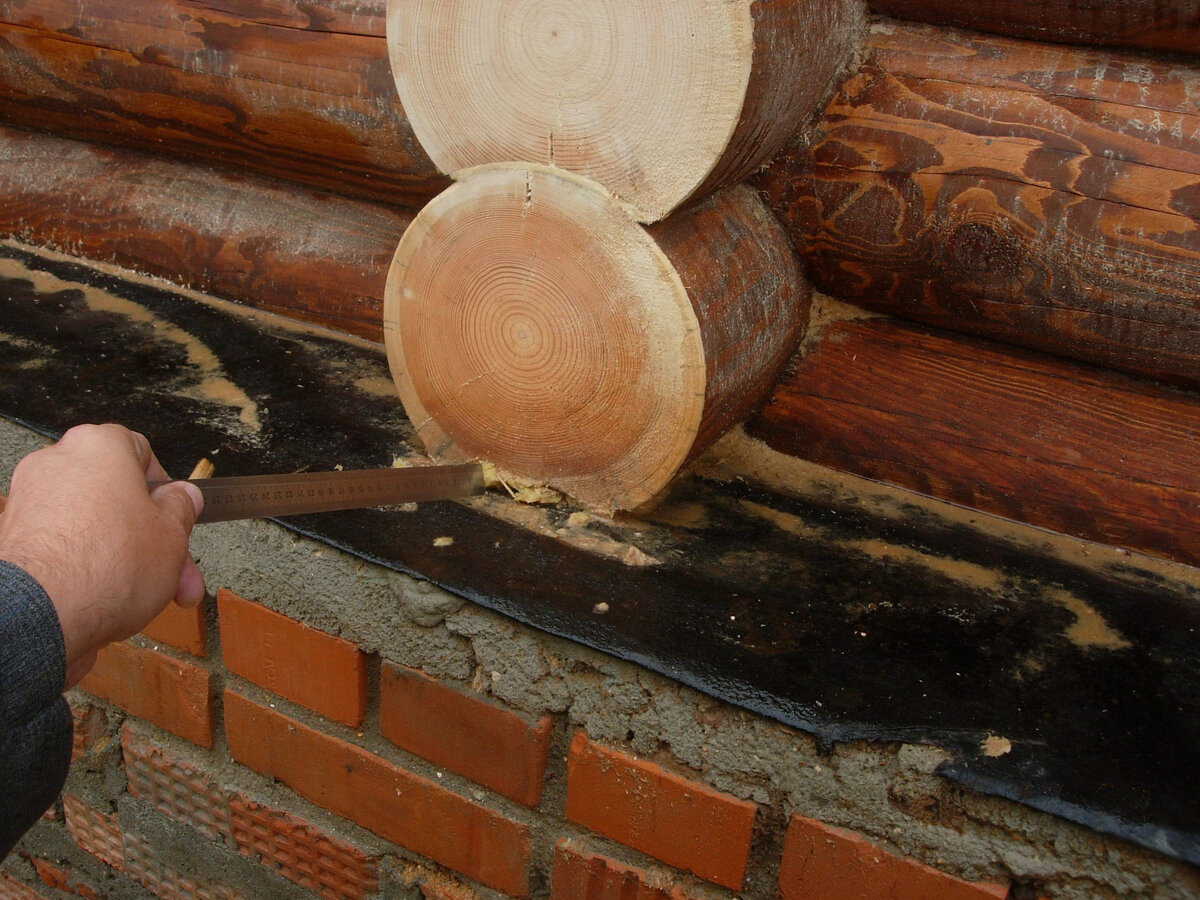 Выравнивание бревенчатой стены. Первое бревно в срубе. Выравнивание стен в деревянном доме. Выравнивание деревянного дома. Выравнивание стен в доме из бревна.