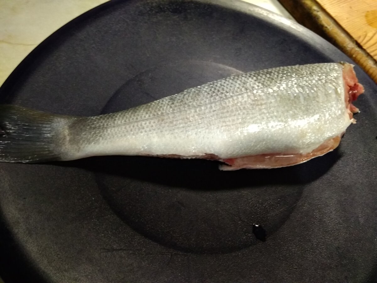 Можно голову оставить для красоты, но обязательно нужно удалить жабры.