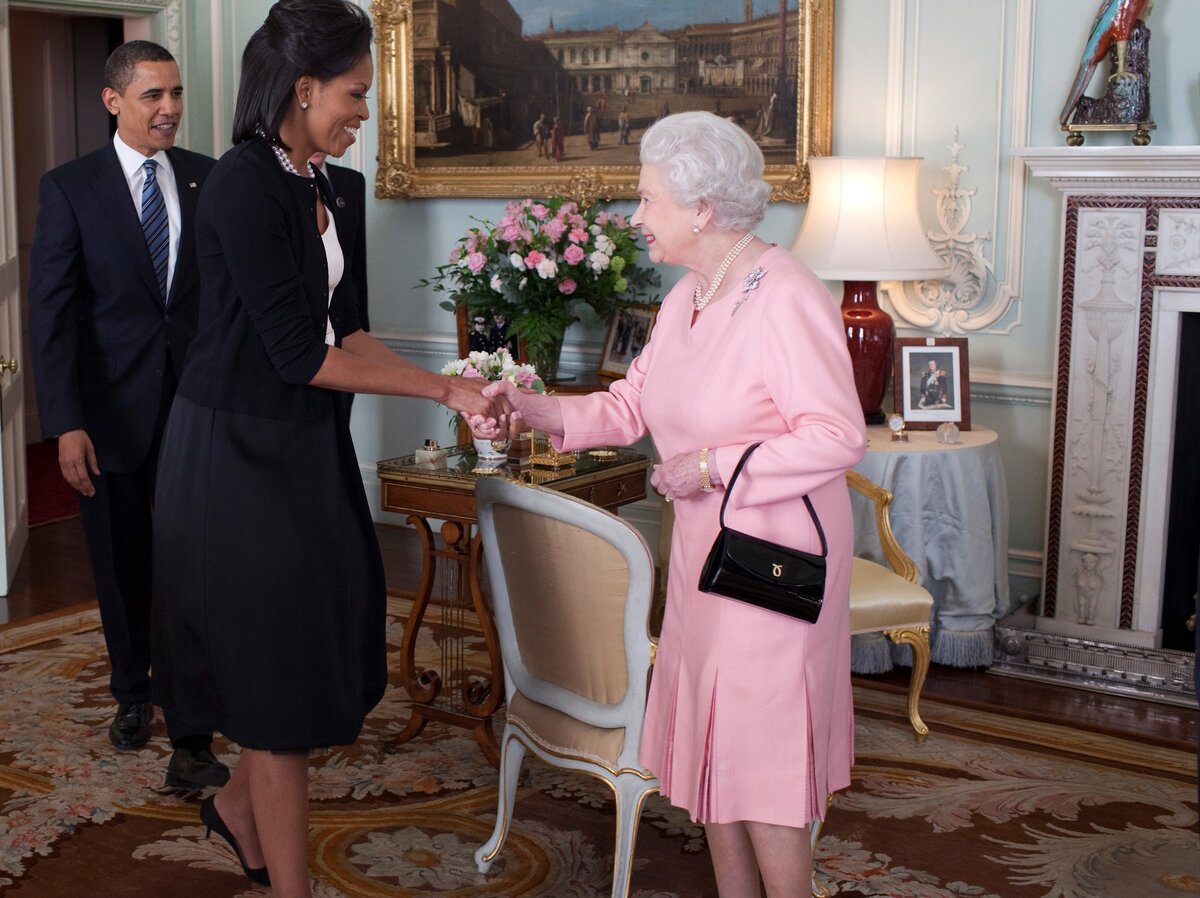 Источник фото https://commons.wikimedia.org/wiki/File:Barack_Obama_Michelle_Obama_Queen_Elizabeth_II_Buckingham_Palace_London.jpg