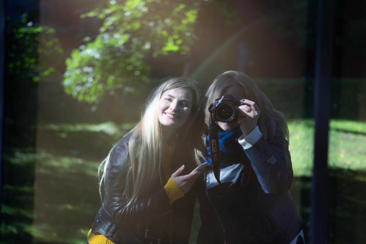 Моя дорогая Юлька спряталась за фотоаппаратом :)