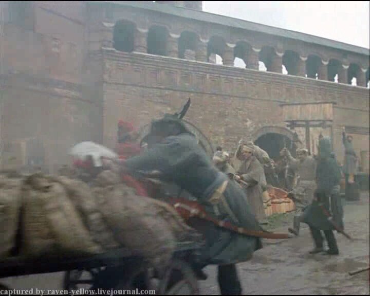 1986 год. Советско-чехословацко-польско-западногерманский художественный фильм "Борис Годунов" режиссера Сергея Бондарчука. Экранизация одноимённой исторической трагедии А. С. Пушкина. Это последний фильм Сергея Бондарчука, который вышел на экраны при его жизни. На заднем плане в кадре видны Крутицкие (Митрополичьи) переходы, по которым Крутицкие митрополиты, не спускаясь на землю шли из своих Митрополичьих палат в Успенский собор. Эти переходы "открыл" для нас знаменитый Петр Дмитриевич Барановский. В этой работе ему помогали сотрудники ВООПиК и комсомольцы-добровольцы.