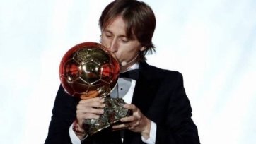 Фото: France Football33-летний хорватский футболист в первую очередь отметил, что это что-то невероятное, что представитель такой маленькой страны стал обладателем такой большой премии.
