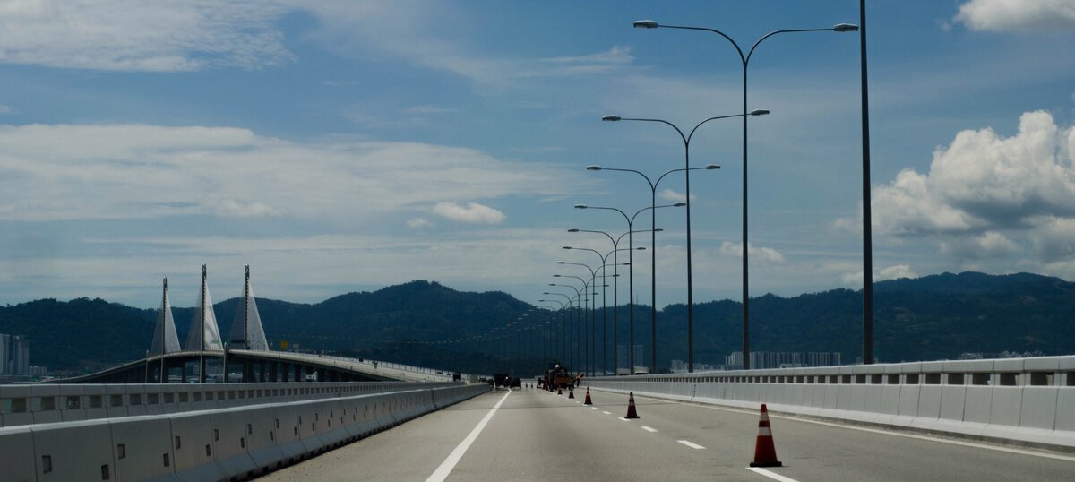 Мост длинною больше 20км. Соединяет остров Пинанг с материковой Малайзией.