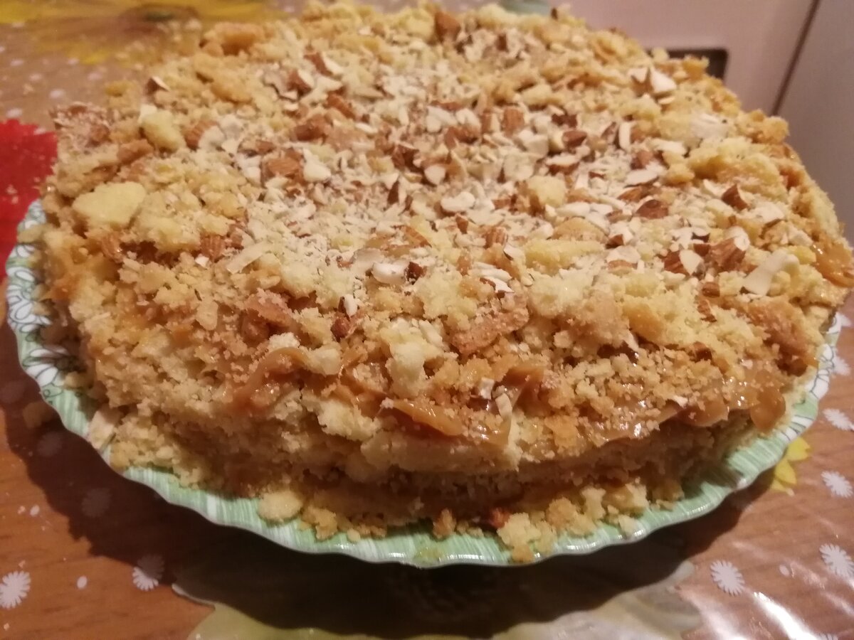 Ореховый торт из песочного печенья с вареной сгущенкой