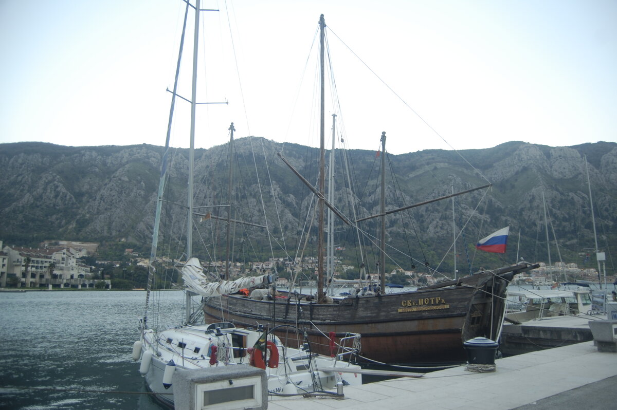Мы зашли в Котор и встали рядом с классическим парусником - мечта...