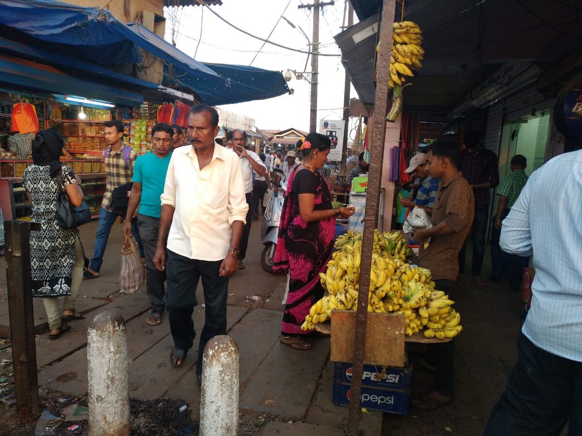 Один из входов на территорию рынка