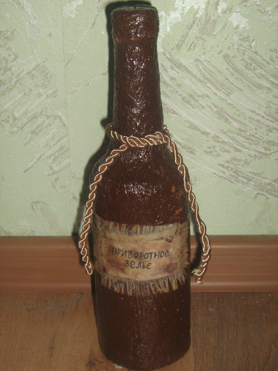 Тут немного поторопилась с этикеткой, и она пропиталась краской. Кстати, бутылки с такой надписью нашим друзьям больше всего нравятся))))