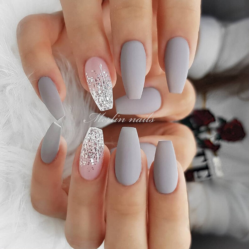 Нежный весенний маникюр с блёстками он Merlin Nails