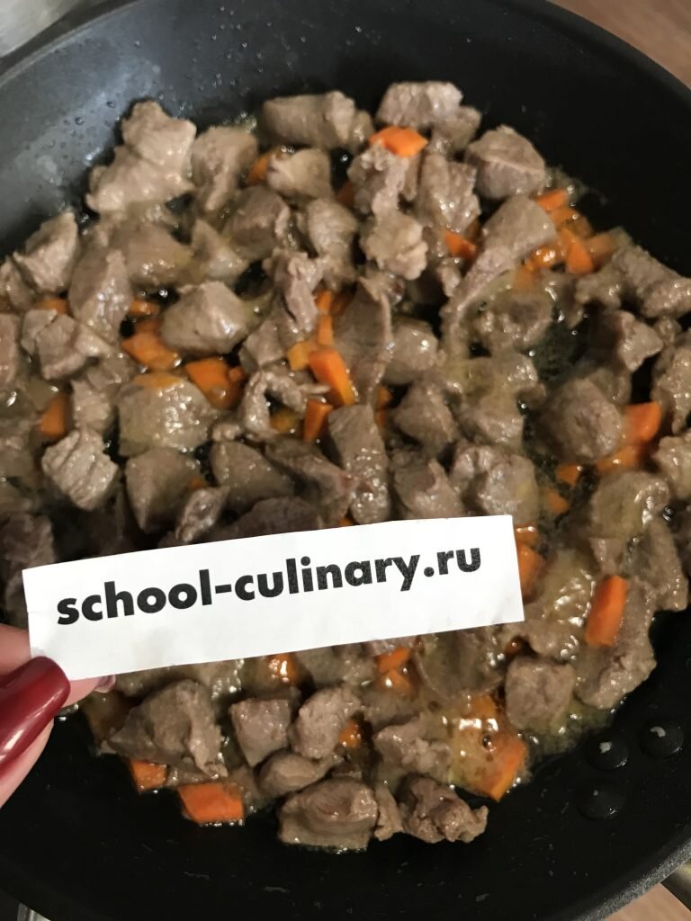 Гуляш из свинины с болгарским перцем и помидорами | school-culinary.ru |  Дзен