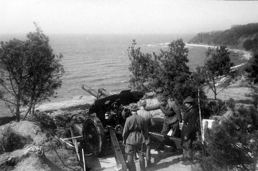 Советская полевая артиллерия на берегу Фришского залива. 