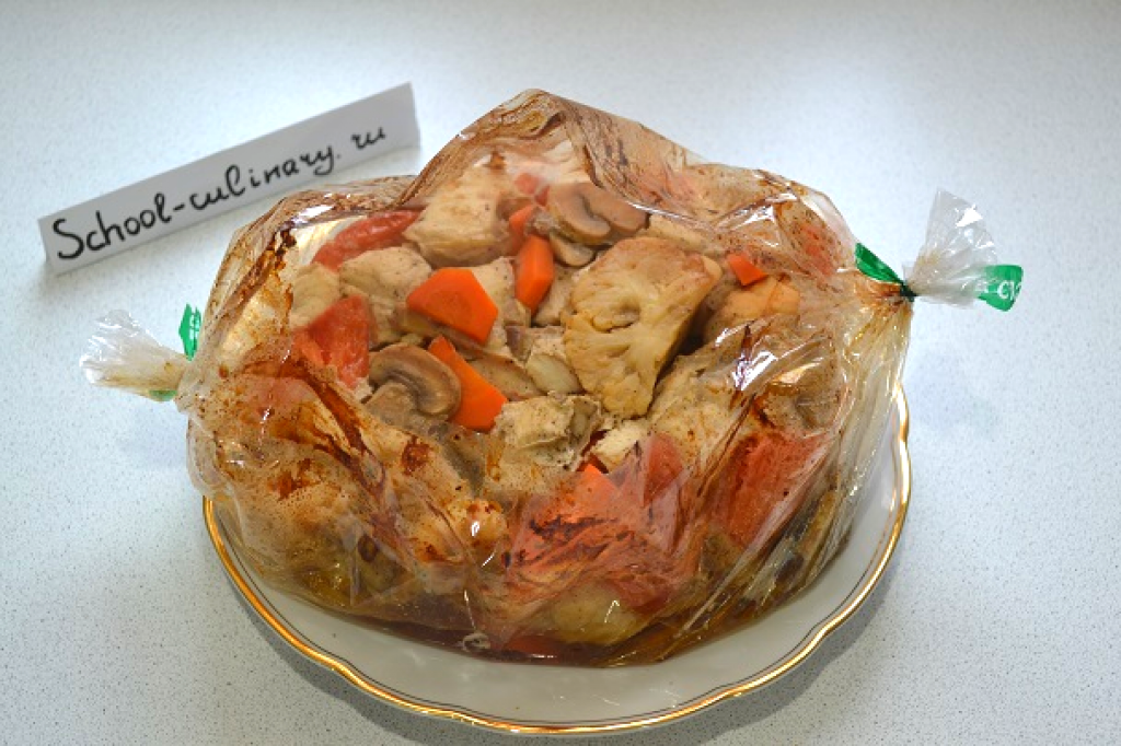Овощи с куриным филе в рукаве. Курица с овощами в рукаве.