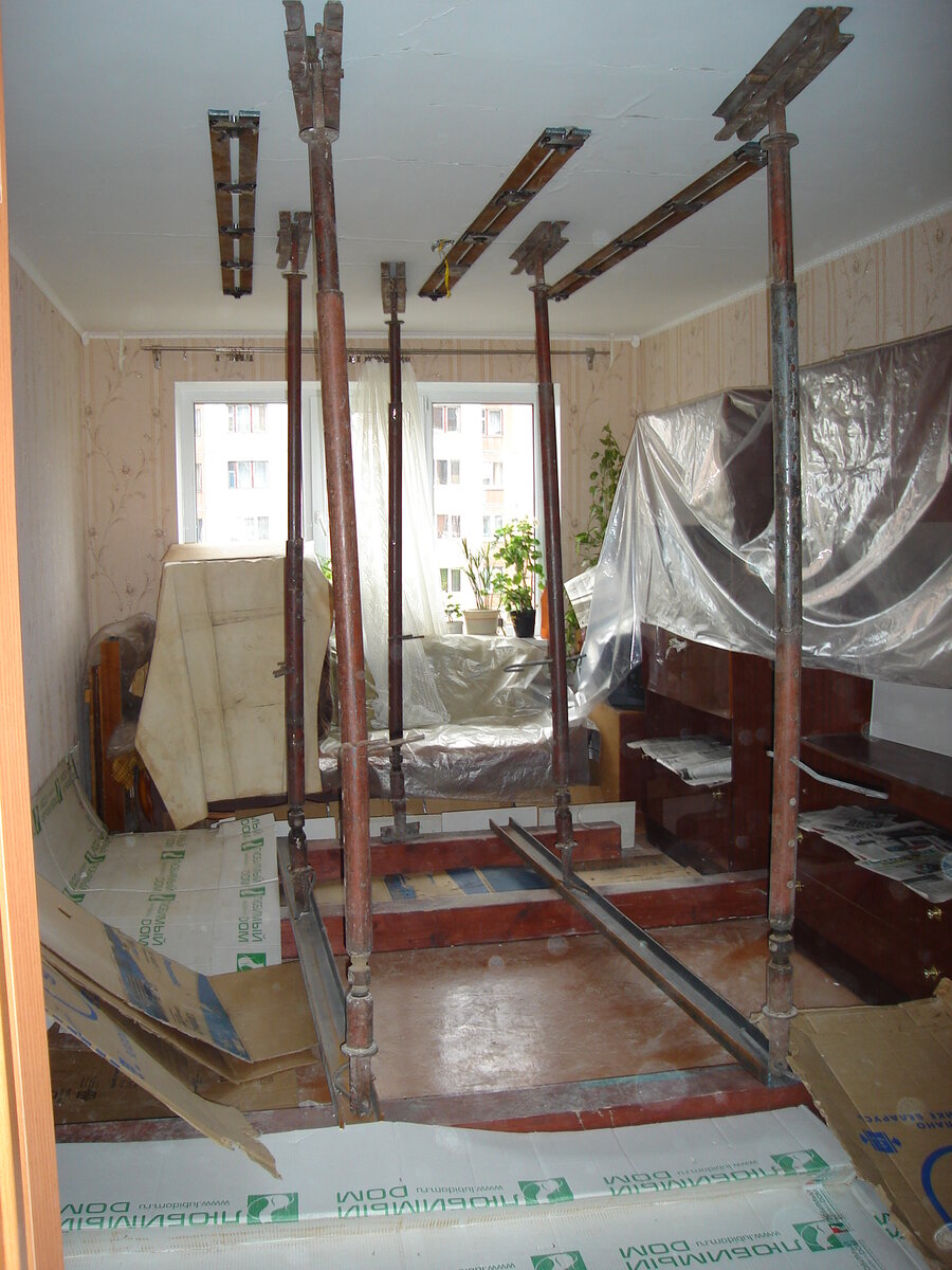 А это временные опоры со стороны соседей снизу. Вот уж натерпелись страху и неудобств эти люди!