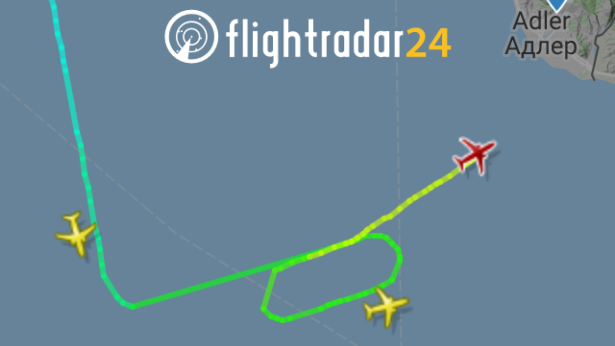 По линии за выделенным самолетом видно, как он пропускал правительственный самолет. Справа борт идущий следом, вынужден идти по другой траектории. Правительственный самолет не отображался. 