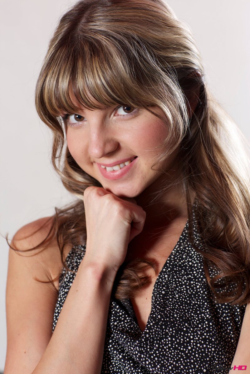 Валя мило улыбается перед очередными съемками...