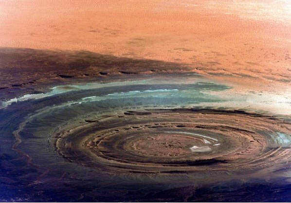 Знаменитую структуру Ришат действительно отлично видно из космоса. 