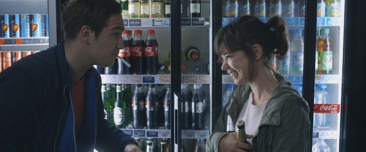 Зонне и Виктория "покупают" пиво для ребят.