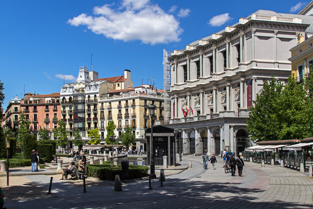  В Мадриде, как и во всей Испании, очень много разнообразных площадей. Предлагаю ознакомиться с самыми красивыми и уютными из них.-2