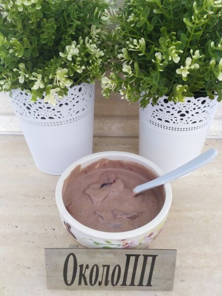 Фотография перекуса: мацони с какао и сливой