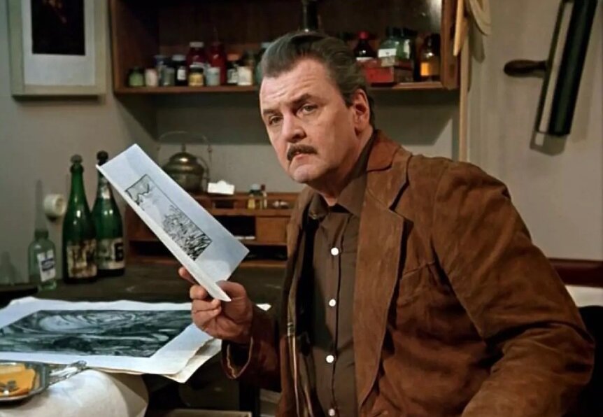  Он отлично выглядит, моложав, прилично и модно одет. Он успешен.  