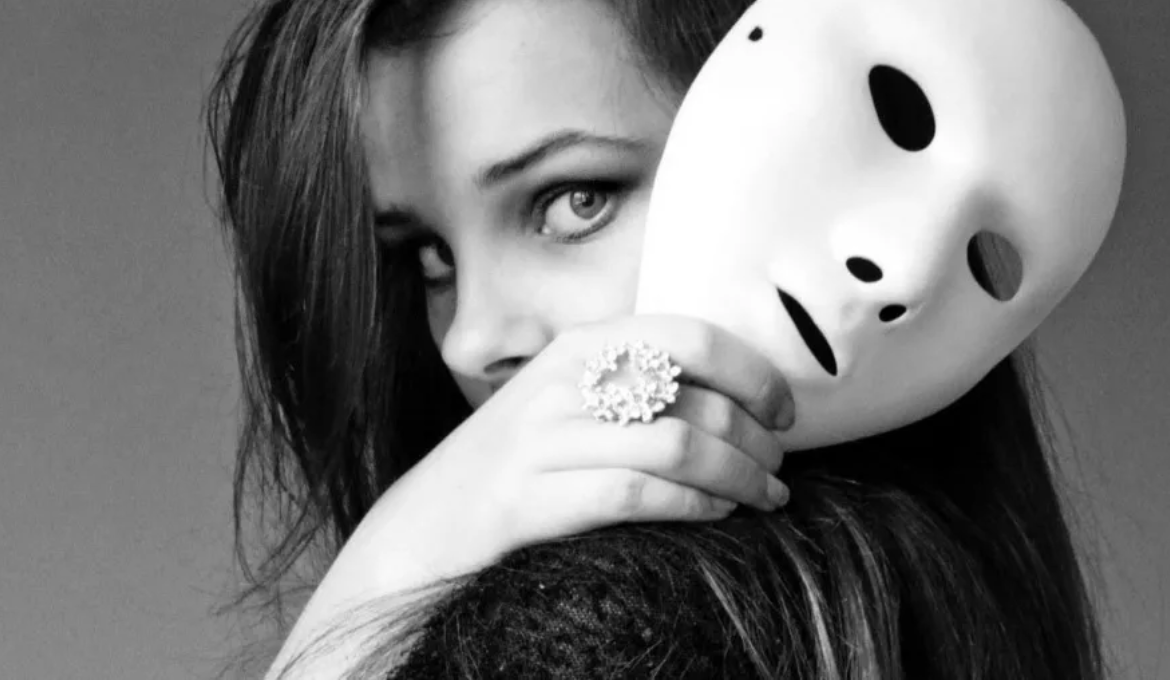 Девушка надела маску. Лицо за маской. Истинное лицо под маской. Женское лицо под маской. Женщина под маской.