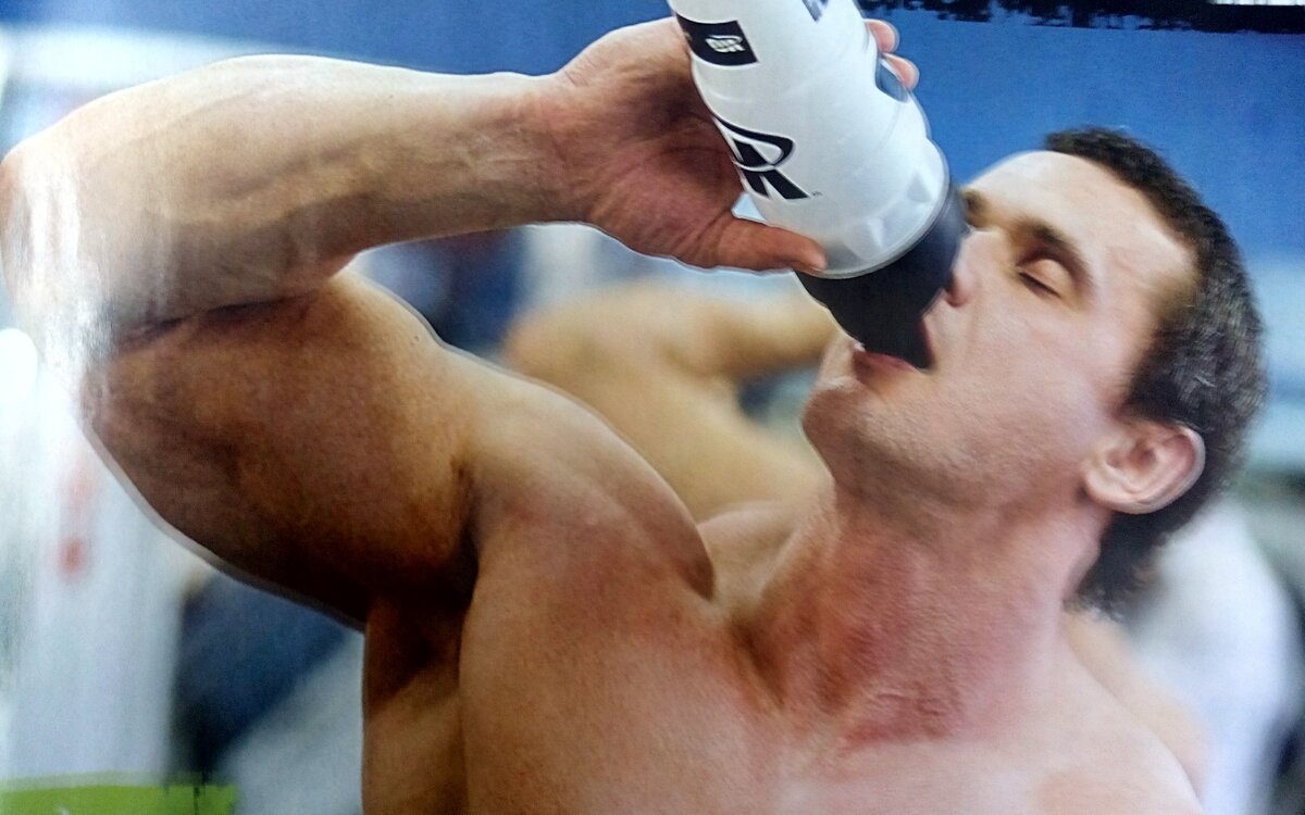 Бодибилдер пьёт протеин