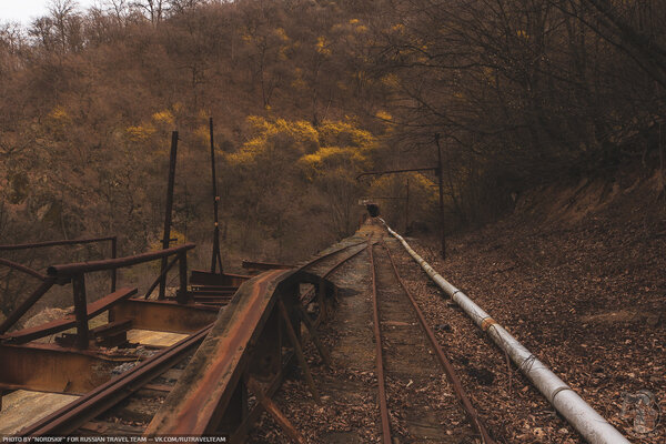 Путешествие по заброшенной узкоколейной железной дороге среди гор! (19 фото)