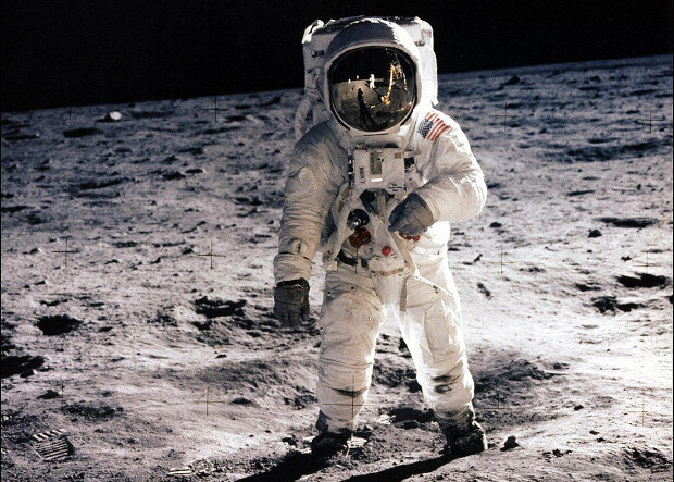 Эдвин Олдрин гуляет по поверхности Луны