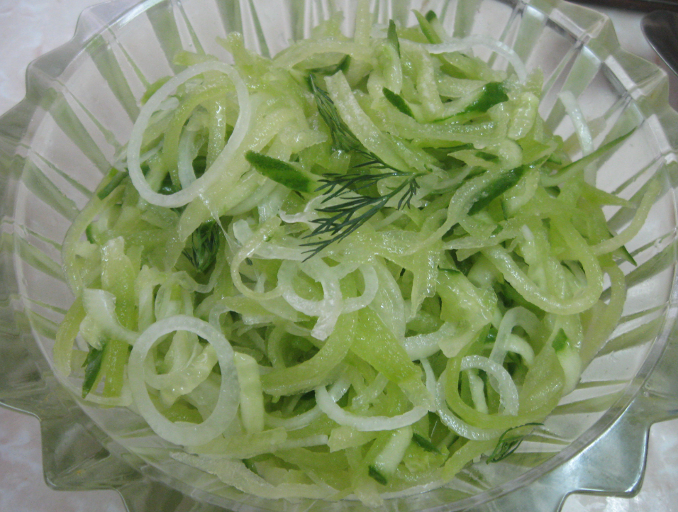 Салат из редьки и моркови. Салат из редьки с огурцом. Редька зеленая тертая. Как сделать зеленую редьку. Салат с редькой зеленой и огурцом.