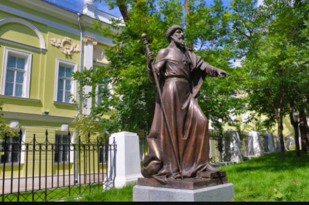 Памятник для города Александрова находится пока что в центре Москвы 