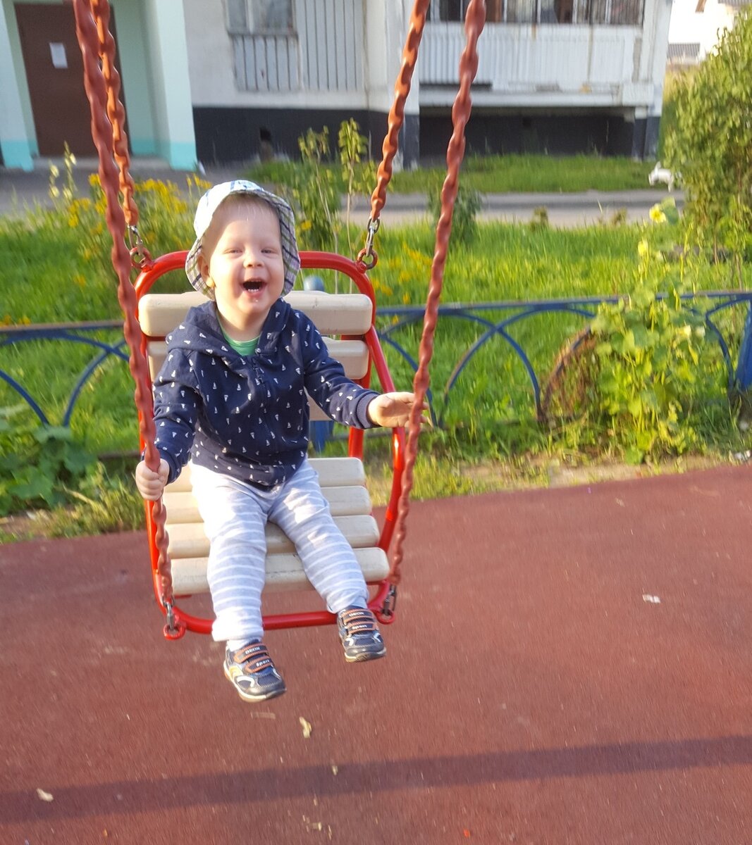 Лепил куличи, ломал чужие постройки, обкатывал карусели и все качели