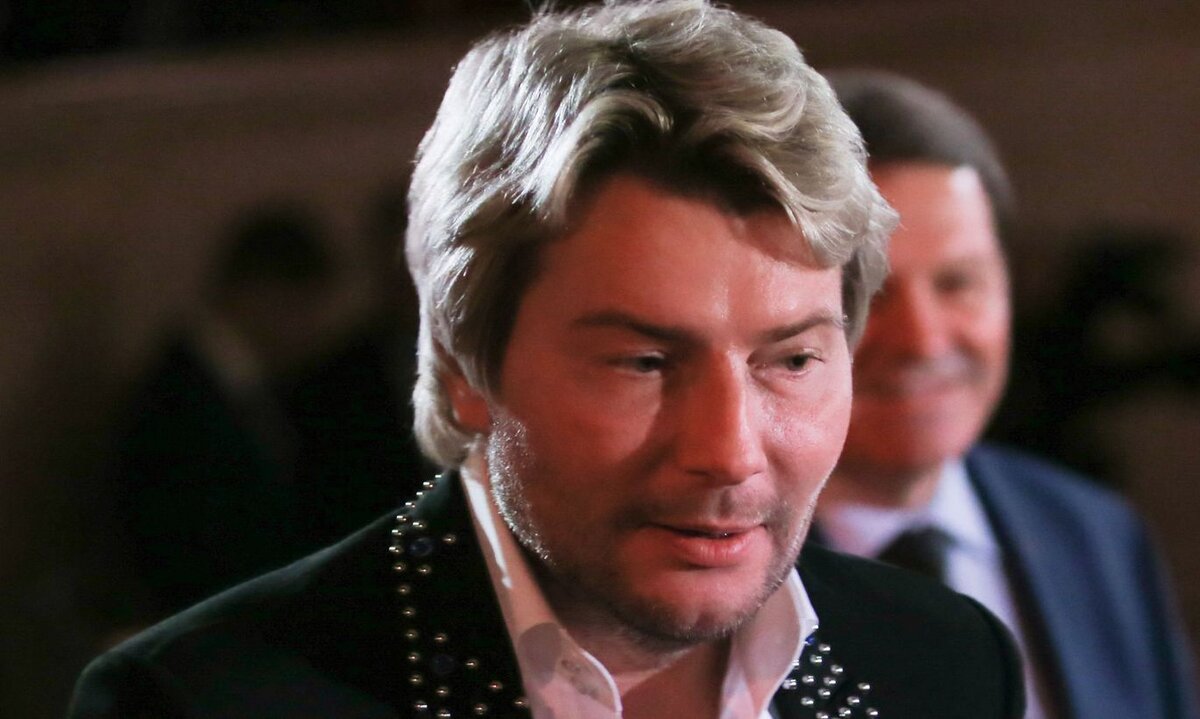 Уже не молодой и немного помятый Николай, немного грустит. 