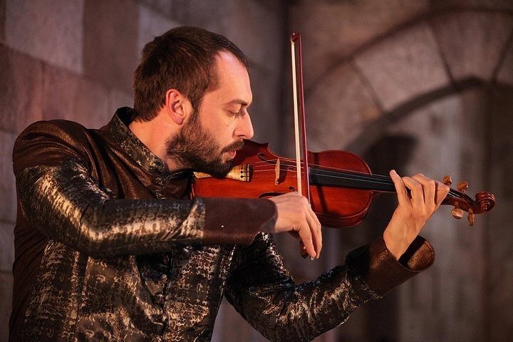 Ибрагима в сериале Великолепный век сыграл актер Окан Ялабык