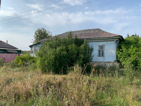 Купил заброшенный дом в деревне. Все бы хорошо, но он в плачевном состоянии