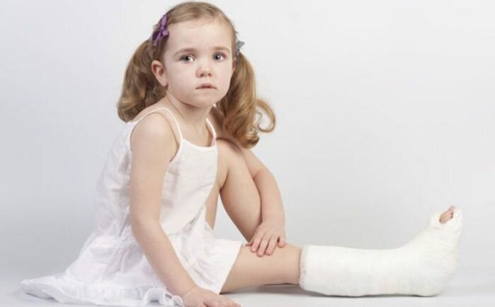 по причине хрупкого опорно-двигательного аппарата. В связи с этим при падении дети имеют повышенную вероятность переломов, вывихов и других травм;Из-за непрочного опорно-двигательного аппарата дети имеют повышенную вероятность переломов и других травм