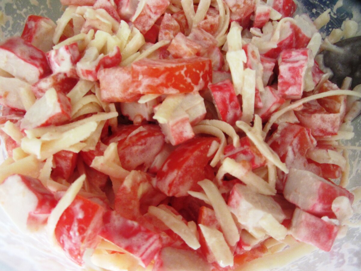 Салат с крабовыми палочками и помидорами и сыром