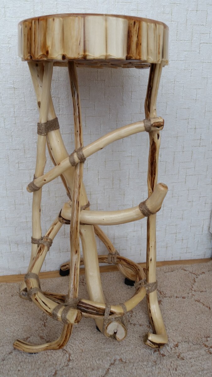 Подставка под растения из можжевельника