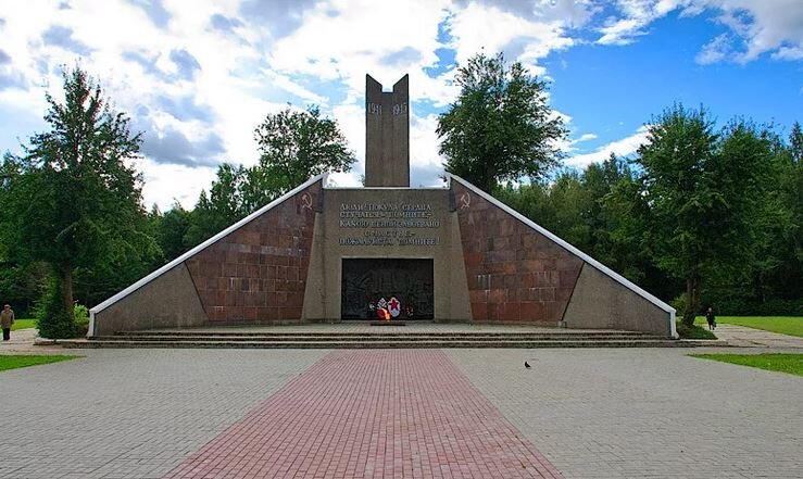 Курган возле места массовых расстрелов советских патриотов в парке Реадовка в г. Смоленске