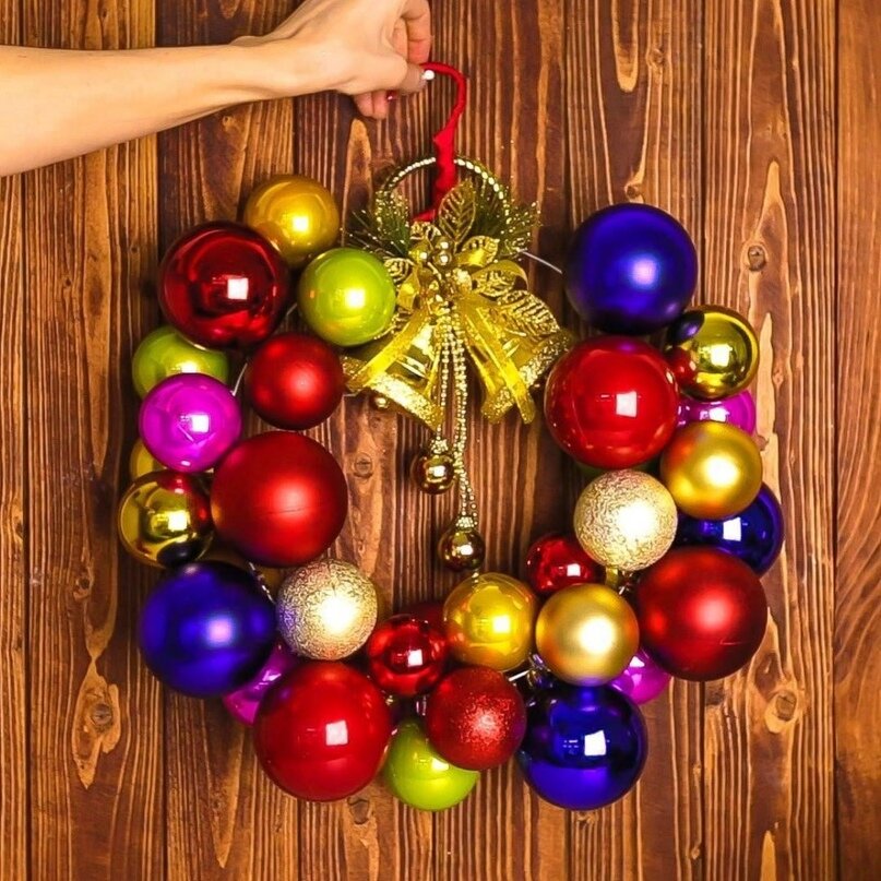 К венку в качестве декора можно прикрепить еще и колокольчики