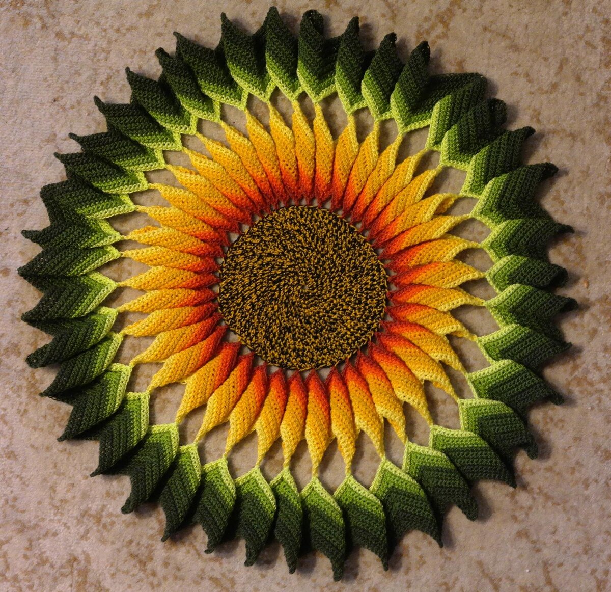 Вот такой яркий подсолнух, как настоящий почти, связали мы из чертову тучу в свое время