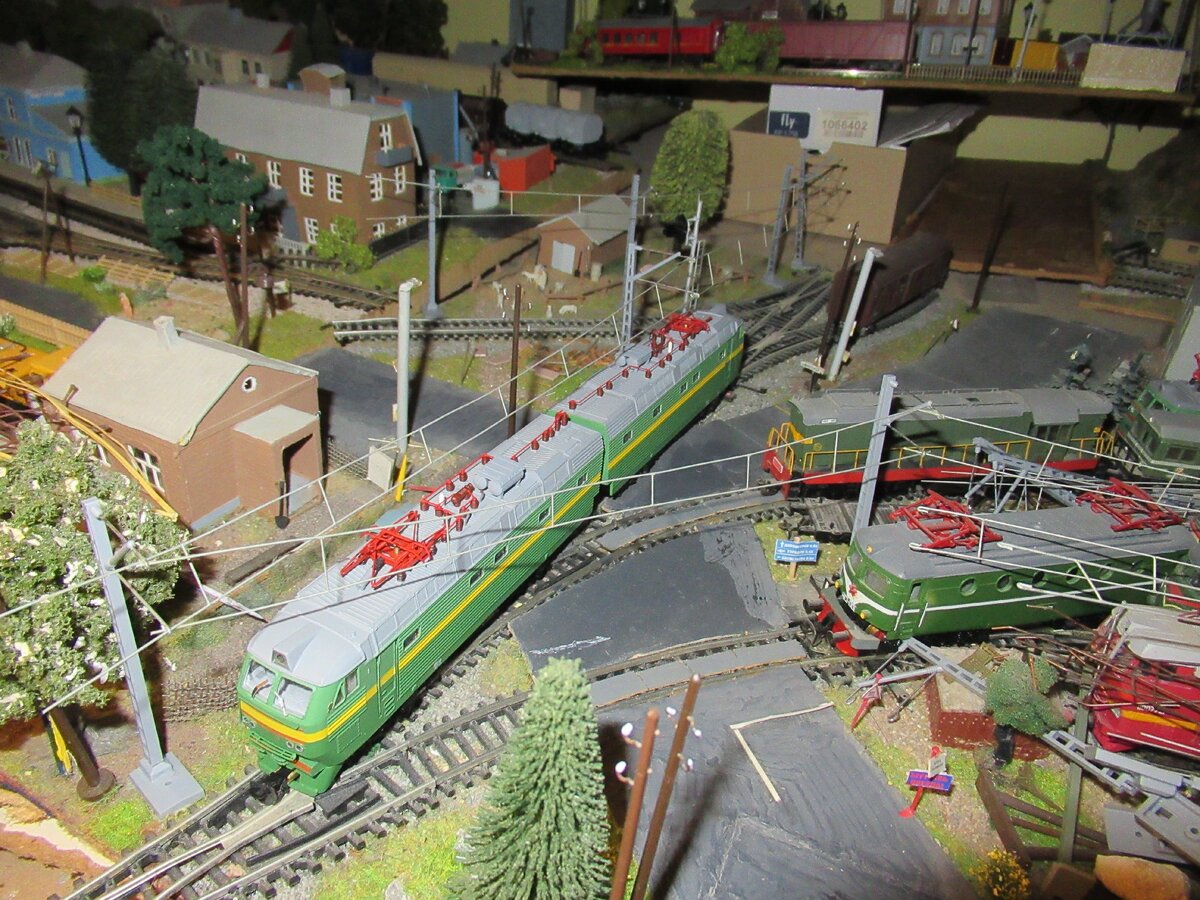 Модель электровоза ЧС8 в зеленой окраске СЖД