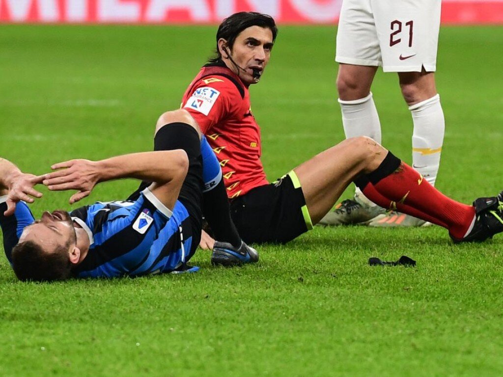 В матче Ромы и Интера произошел забавный инцидент с участием Де Фрея и Кальварезе: Интер начинал контратаку, которую решил поддержать Стивен. Он полетел на всех парах к чужим воротам, вот только забыл, что когда бежишь нужно смотреть под ноги: в итоге голландец лбом налетел на плечо рефери. Нокдаун.