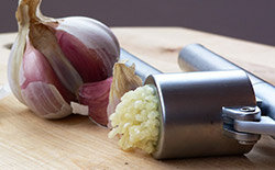 Приложить раздавленный зубчик чеснока. Можно использовать чеснок в смеси с солью.